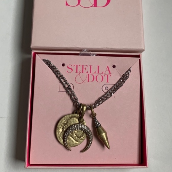 :: Stella & Dot | Versatile Vintage Gold Renegade Pendant Coin Arc Pave Necklace - Picture 4 of 5